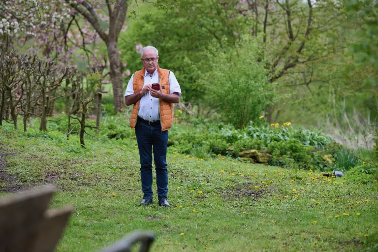 Seniorenwohnen in Buchen: ein Mann steht auf einer Wiese