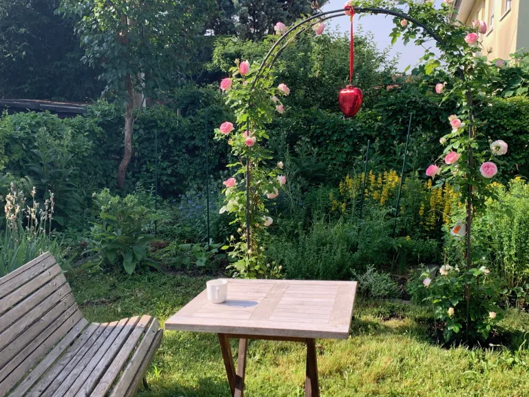 Generationsübergreifendes Wohnen: Bank und Tisch im Garten