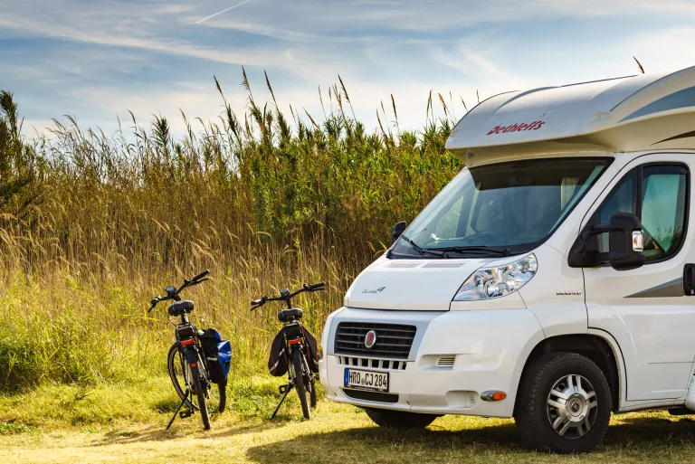 Wohnwagen und Fahrräder