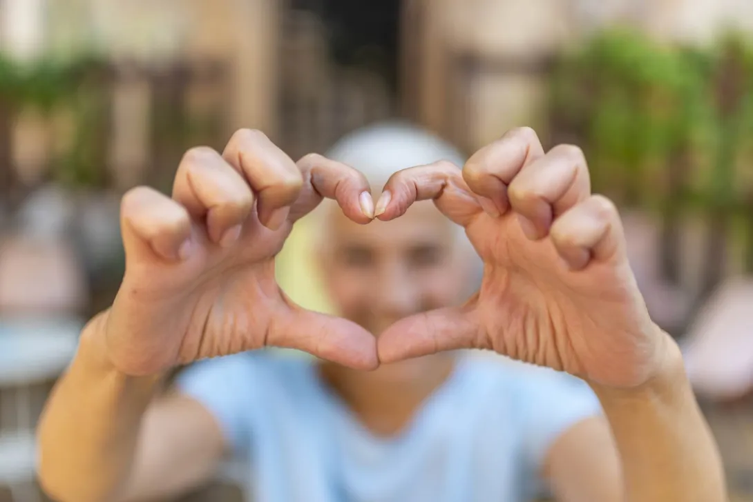 Eine Person formt mit den Händen ein Herz
